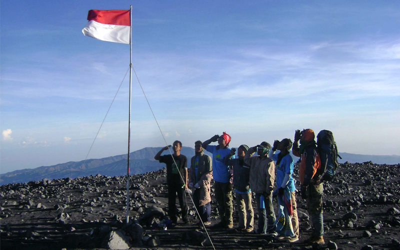 Gunung yang sering Dijadikan Lokasi Upacara 17 Agustus - Gunung Semeru, Jawa Timur