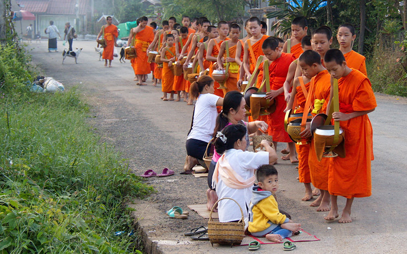 Bucket List Mei: Mengenal Ritual Tak Bat di Luang Prabang